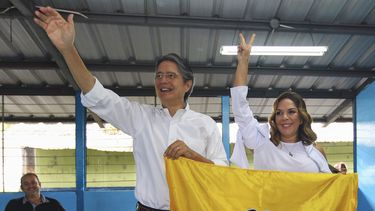 El candidato opositor a la Presidencia de Ecuador, Guillermo&nbsp;Lasso&nbsp;(i), acompañado de su esposa María de Lourdes Alcívar (d), sostiene la bandera ecuatoriana mientras saluda después de vota en Guayaquil (Ecuador).