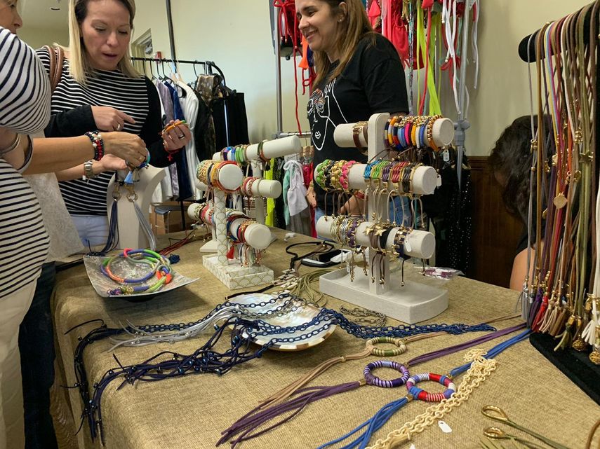 Quienes asistieron al Pop Up Market Bazaar pudieron adquirir artesanías y de ese modo ayudar a Venezuela. 