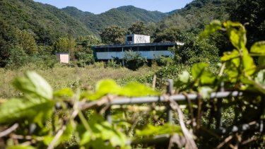 En esta fotografía de archivo, tomada en Dongducheon el 24 de septiembre de 2024, se muestra una vista general de un edificio que estaba a punto de ser demolido y que antiguamente era una casa de monos, una clínica para trabajadoras sexuales contratada para servir a los soldados estadounidenses que protegían a Seúl de Corea del Norte.&nbsp;