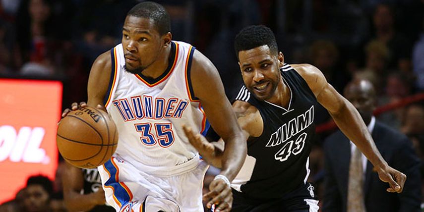El Heat no pudo parar la ofensiva de Russell Westbrook y Kevin Durant (AP)