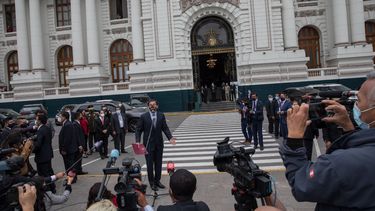 El presidente peruano, Martín Vizcarra, habla con reporteros antes de ingresar al Congreso en Lima, Perú, el lunes 9 de noviembre de 2020.&nbsp;
