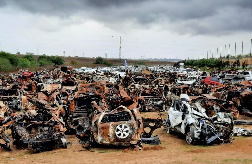 Vehículos destrozados durante el ataque.&nbsp;