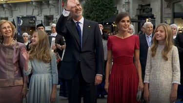  La Reina Sofía, la Princesa Leonor, el Rey Felipe VI, la Reina Letizia, y la Infanta Sofía, a la entrada del Teatro Campoamor. 