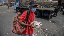 Un ciudadano&nbsp;en Venezuela carga huevos en su mano mientras usa mascarilla en los alrededores de un mercado municipal como medida preventiva contra el nuevo coronavirus, el 18 de marzo de 2020.