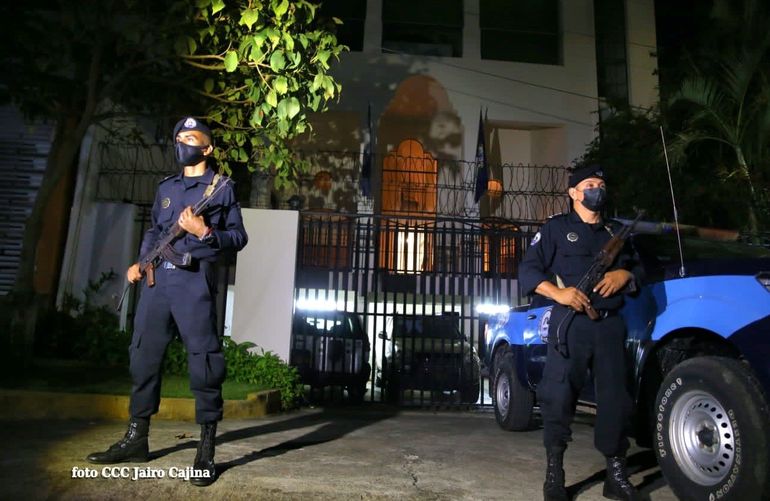 Oficiales de la Dirección de OPeraciones Especiales de la Policía en la sede que ocupó la Organización de Estados Americanos (OEA), en Managua, Nicaragua. 