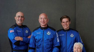 De izquierda a derecha: Mark Bezos, hermano de Jeff Bezos; Jeff Bezos, fundador de Amazon y la empresa de turismo espacial Blue Origin; el holandés Oliver Daemen, y la pionera de la aviación Wally Funk.&nbsp;