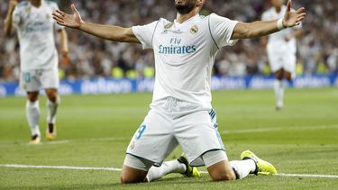 Karim Benzema celebra su gol, segundo del Real Madrid frente al Barcelona.