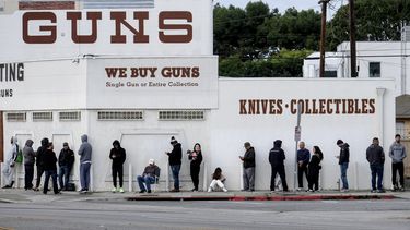 Varias personas hacen fila para ingresar a una armer&iacute;a en Culver City, California.&nbsp;