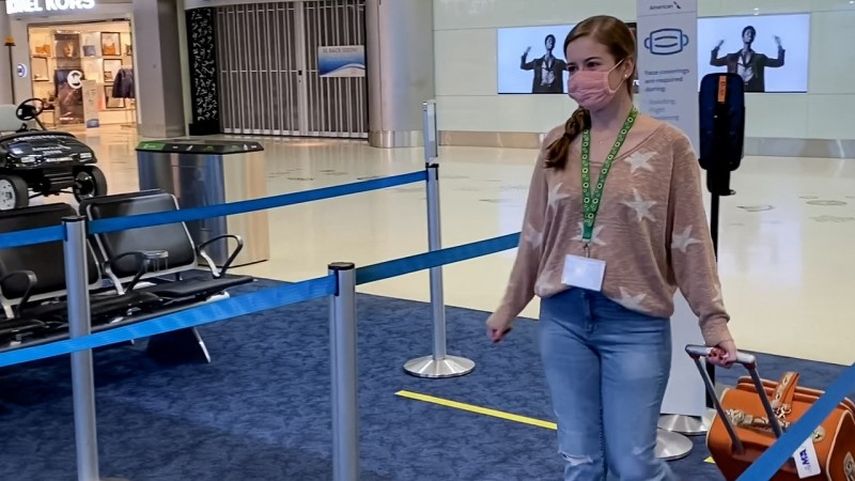 Pasajera en aeropuerto internacional de Miami.