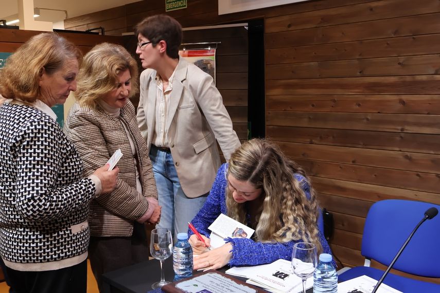 Firma de libros durante la ceremonia de premiación.&nbsp;