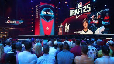 El comisionado de las Grandes Ligas, Rob Manfred, anuncia la selección de Aiva Arquette como la séptima en general en el draft de 2025 por parte de los Marlins de Miami, el 13 de julio de 2025.