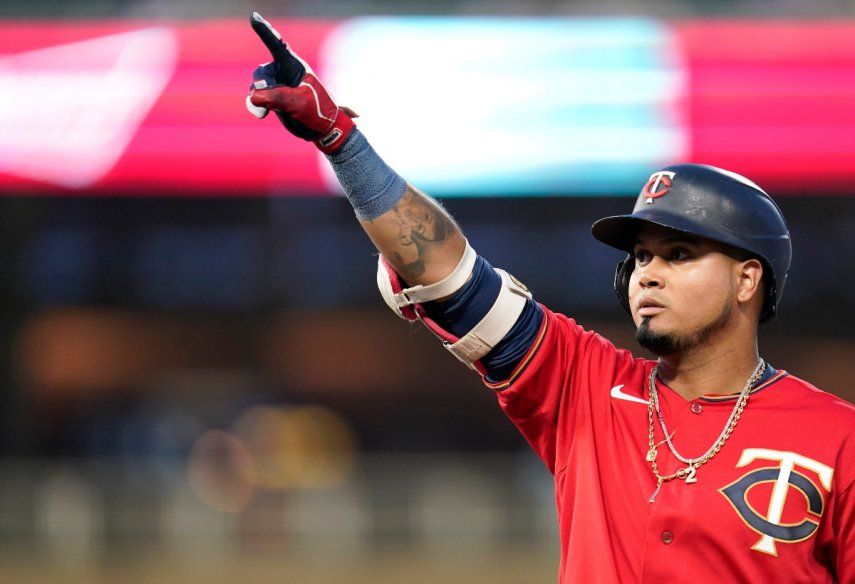 El venezolano Luis Arráez, de los Mellizos de Minnesota, festeja luego de conectar un sencillo en el juego del martes 13 de septiembre de 2022, ante los Reales de Kansas City.