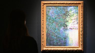 Una persona mira una pintura de Claude Monet Le Moulin de Limetz (El molino de Limetz) durante la vista previa de otoño de Sothebys en Nueva York el 2 de noviembre de 2023.