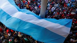 Partidarios de la presidenta electa de Honduras, Xiomara Castro, se reúnen frente al Congreso en Tegucigalpa, Honduras, el domingo 23 de enero de 2022