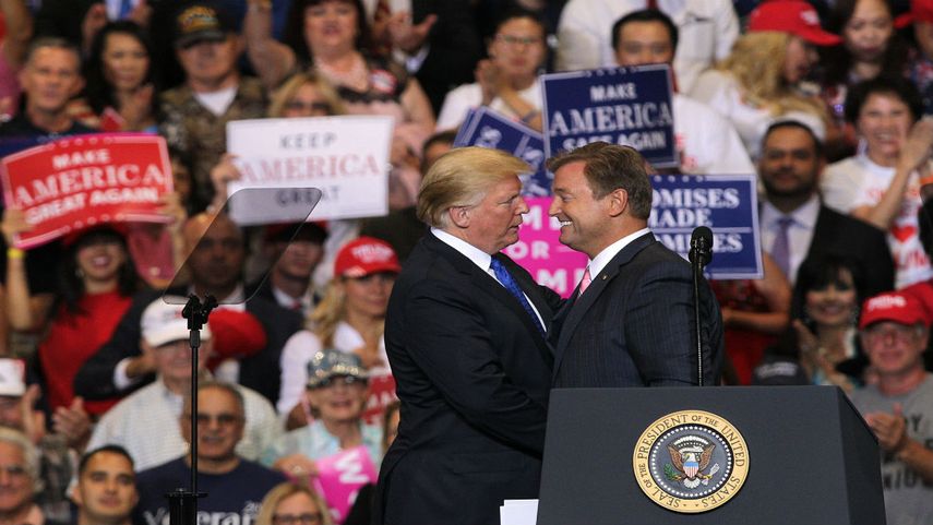 El presidente de EEUU Donald&nbsp;Trump y el senador Dean Heller participan en el mitin Make America Great Again en Las Vegas.