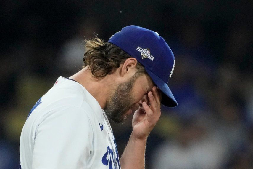 Clayton Kershaw, abridor de los Dodgers de Los Ángeles, se frota la cara después de que Alek Thomas, de los Cascabeles de Arizona, anotara con un doble productor de Evan Longoria, durante la primera entrada del Juego 1 de la Serie Divisional de la Liga Nacional, el sábado 7 de octubre de 2023, en Los Ángeles. Clayton Kershaw, abridor de los Dodgers de Los Ángeles, se frota la cara después de que Alek Thomas, de los Cascabeles de Arizona, anotara con un doble productor de Evan Longoria, durante la primera entrada del Juego 1 de la Serie Divisional de la Liga Nacional, el sábado 7 de octubre de 2023, en Los Ángeles.