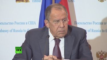 Ante las insistentes preguntas sobre la supuesta injerencia rusa en las elecciones presidenciales de EEUU para favorecer a Trump, Lavrov comentó que no quería hablar de asuntos absurdos y remarcó que el propio magnate ha dicho públicamente que son acusaciones falsas.