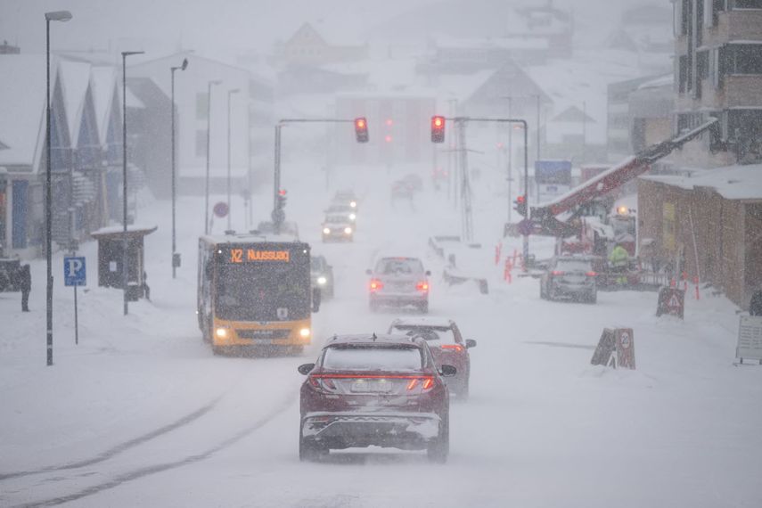 Los coches circulan durante una fuerte nevada en el centro de Nuuk, Groenlandia, el 19 de enero de 2026.