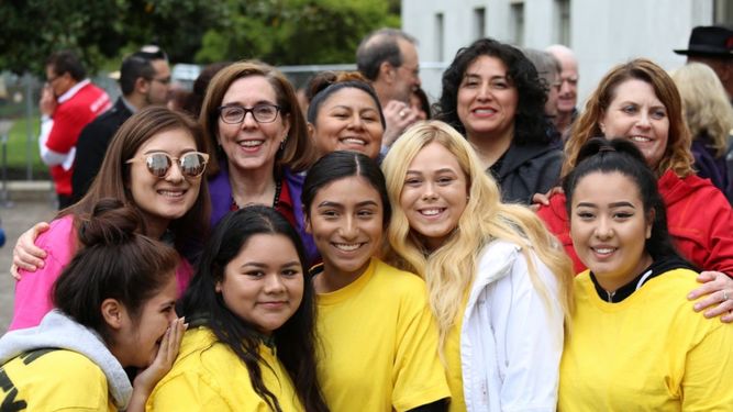 La gobernadora de Oregon, Kate Brown, en una foto junto a un grupo de jóvenes dreamers.