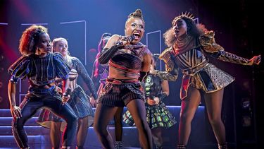 En esta imagen difundida por Boneau/Bryan Brown, Brittney Mack, en el centro, durante una función del musical de Broadway Six.&nbsp;