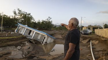 Un hombre señala una casa que se vino a bajo por el paso del huracán Fiona, en Villa Esperanza, en Salinas, Puerto Rico, el 21 de septiembre de 2022. 