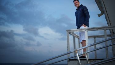 El polaco Robert Lewandowski posa con los colores del FC Barcelona durante su visita a Miami, Estados Unidos