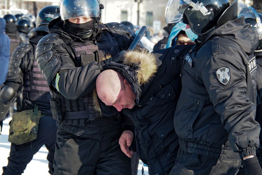La policía arresta a un hombre durante una protesta contra la detención del líder opositor Alexei Navalny, en Khabarovsk, a 6.100 kms (3.800 millas) al este de Moscú, Rusia, el 23 de enero de 2021