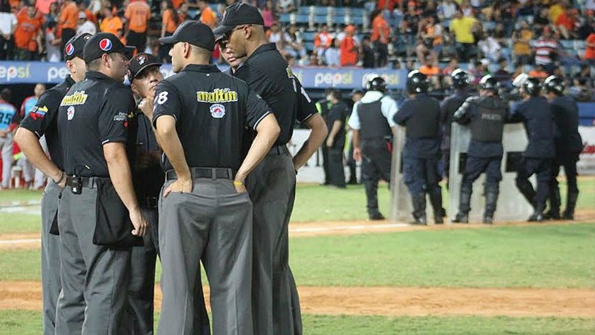 Prieto Párraga insistió en que el sindicato de árbitros de Estados Unidos prohibió a sus afiliados viajar a&nbsp;Venezuela&nbsp;para dirigir los partidos de la temporada 2016-2017.