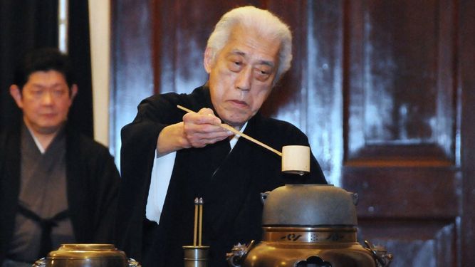Sen Genshitsu, gran maestro de la ceremonia del té en Japón, ofrece té durante una visita al Capitolio en Washington D.C. 