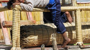 Imagen de un niño peruano descansando