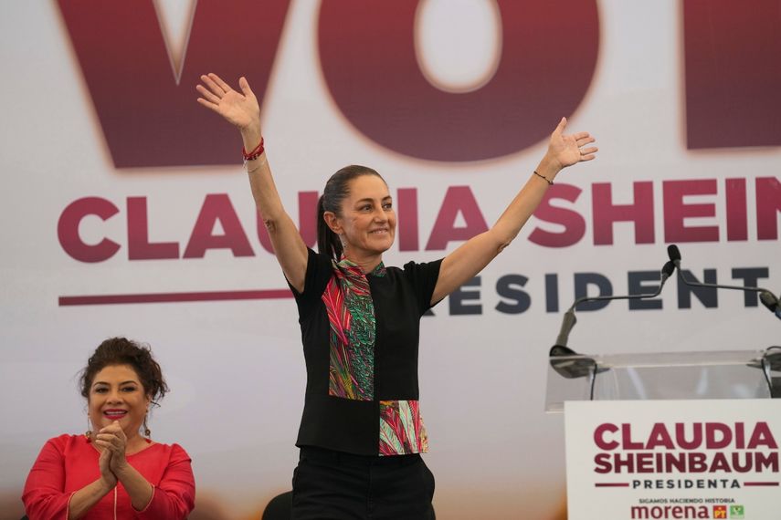 Claudia Sheinbaum saluda a sus partidarios en un mitin de campaña en la Ciudad de México, el jueves 16 de mayo de 2024.&nbsp;