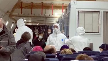 En esta imagen tomada de un video el lunes 17 de febrero de 2020, pasajeros del crucero en cuarentena Diamond Princess esperan a volar hacia Estados Unidos desde el aeropuerto de Haneda, en Tokio.&nbsp;