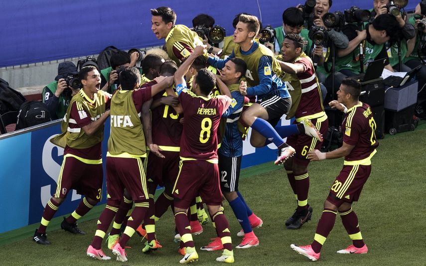 Jugadores de la selección venezolana celebran el gol de Sergio Córdova.&nbsp;