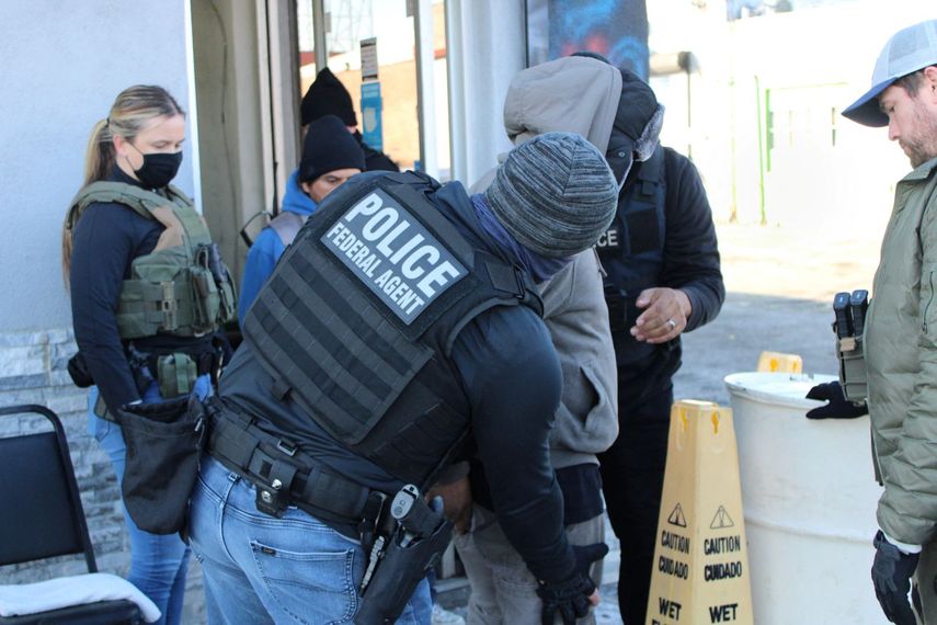 Agentes federales arrestan a uno de los miembros de la pandilla venezolana Tren de Aragüa en Philadelphia.