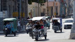 Personas se transportan abordo de triciclos eléctricos este martes en La Habana, Cuba. Personas se transportan abordo de triciclos eléctricos este martes en La Habana, Cuba.