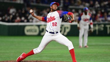 El cubano Raidel Martínez lanza durante el partido de cuartos de final del Clásico Mundial de Béisbol (CMB) entre Cuba y Australia en el Tokyo Dome de Tokio el 15 de marzo de 2023.&nbsp;