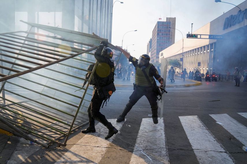Agentes de la policía retiran barricadas colocadas por manifestantes contra el gobierno en Lima, Perú, el martes 24 de enero de 2023.