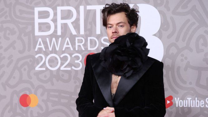 El cantante británico Harry Styles posa en la alfombra roja a su llegada a los BRIT Awards 2023 en Londres el 11 de febrero de 2023.