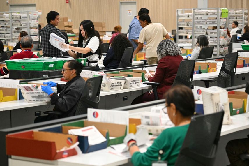 Trabajadores electorales realizan el conteo de votos en el Centro de Procesamiento de Boletas del Condado de Los Ángeles durante las elecciones primarias estatales de California, el 2 de junio de 2026.
