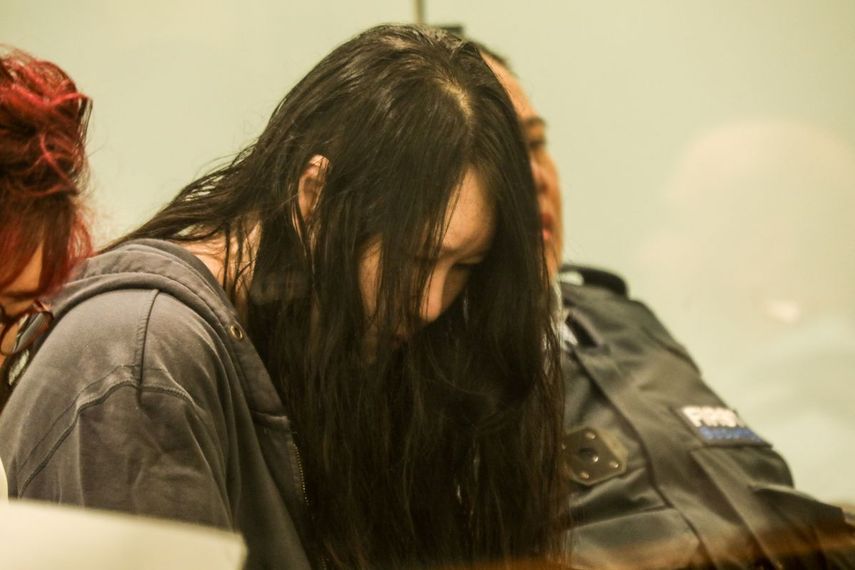 Hakyung Lee mira hacia abajo durante su sentencia a cadena perpetua por el asesinato de sus dos hijos, cuyos cuerpos fueron encontrados dentro de maletas en un almacén, en el Tribunal Superior de Auckland, Auckland, Nueva Zelanda, el 26 de noviembre de 2025. Una madre que asesinó a sus dos hijos y los metió en maletas guardadas en un almacén fue condenada el 26 de noviembre a cadena perpetua en Nueva Zelanda. Hakyung Lee, ciudadana neozelandesa originaria de Corea del Sur, fue declarada culpable a principios de este año del asesinato de sus hijos en un crimen espantoso conocido como los asesinatos de las maletas del país. El juez del Tribunal Superior Geoffrey Venning condenó a Lee a cadena perpetua con un mínimo de 17 años sin libertad condicional, alegando que había asesinado a niños particularmente vulnerables.