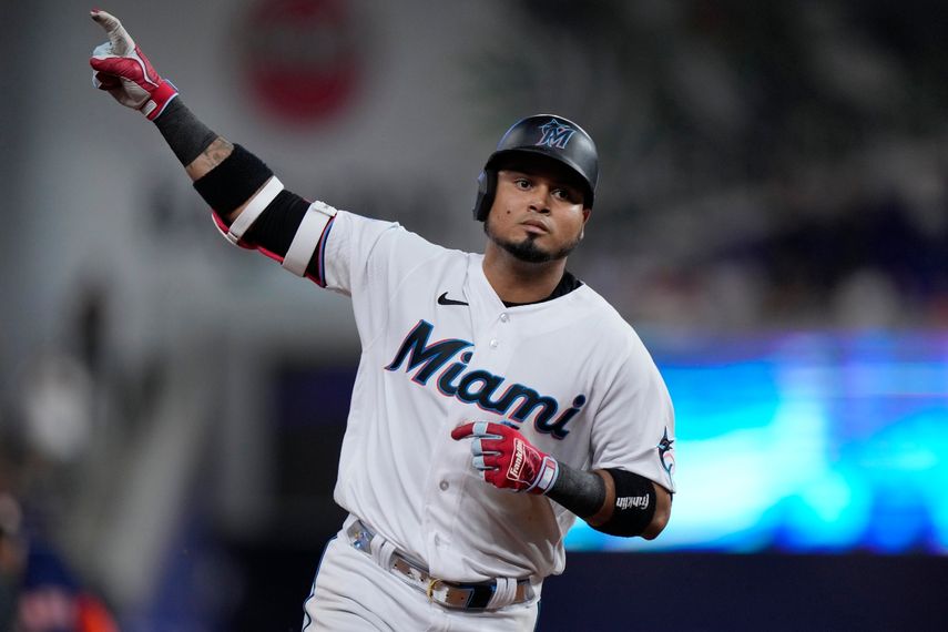 Luis Arráez de los Marlins de Miami celebra mientras corre por la segunda base tras conectar un jonrón en el 8vo episodio del juego ante los Astros de Houston, en Miami.