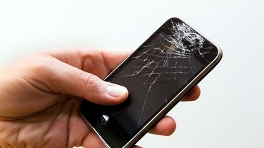 Aunque un smartphone puede seguir funcionando con la pantalla rota los expertos recomiendan no usarlo durante mucho tiempo así. (Ralf Gerard/JOKER/dpa)