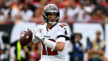 El quarterback Tom Brady, de los Buccaneers de Tampa Bay, se prepara para lanzar el 600mo pase de touchdown de su carrera en la NFL
