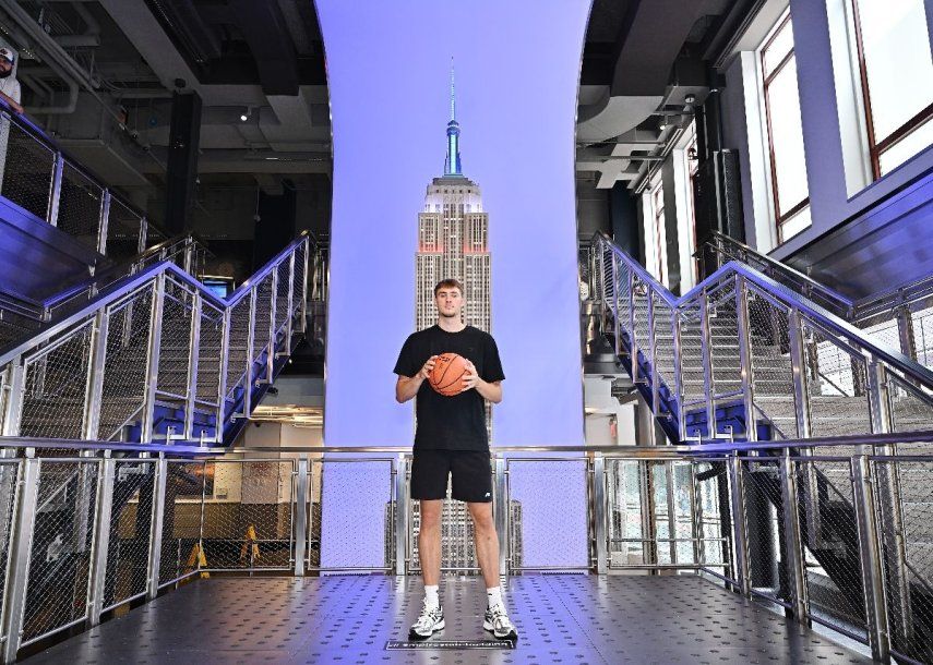 Cooper Flagg visita el Empire State Building el 22 de junio de 2025 en la ciudad de Nueva York. Roy Rochlin/Getty Images para Empire State Realty Trust/AFP (Foto de Roy Rochlin / GETTY IMAGES NORTH AMERICA / Getty Images vía AFP)