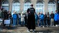 Colin Bramwell, de The Potter Trail, dirige un recorrido a pie el 5 de junio de 2024 por los lugares icónicos de la saga de Harry Potter en el centro de Edimburgo.&nbsp;