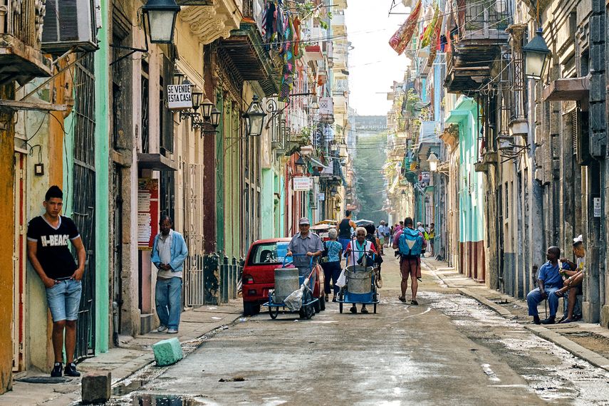 Vista parcial de una calle en La Habana.