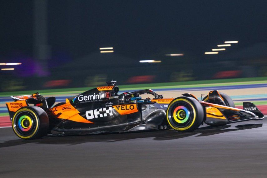El piloto australiano de McLaren, Oscar Piastri, conduce durante la sesión de clasificación al sprint previa al Gran Premio de Fórmula 1 de Catar en el Circuito Internacional de Lusail, en Lusail, el 28 de noviembre de 2025.&nbsp;