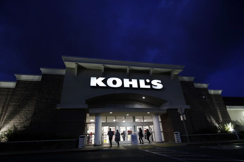 Fotograf&iacute;a de archivo del 29 de noviembre de 2019 de clientes caminando afuera de una tienda Kohl&rsquo;s en Colma, California.