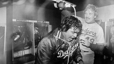 El lanzador mexicano de los Dodgers de Los Ángeles, Fernando Valenzuela, es bañado en champaña por su compañero de equipo, Tom Niedenfuer, luego de que los californianos ganaran el título de la Liga Nacional ante los Expos, el 20 de octubre de 1981 en Montreal.