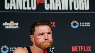 Canelo Álvarez habla con los medios durante una conferencia de prensa después de su disputada pelea por el título de peso súper mediano, donde fue derrotado por Terence Crawford (no en la foto) por decisión unánime (116-112, 115-113, 115-113) durante Canelo v Crawford Fight Night de Netflix en el Allegiant Stadium el 13 de septiembre de 2025 en Las Vegas, Nevada. 